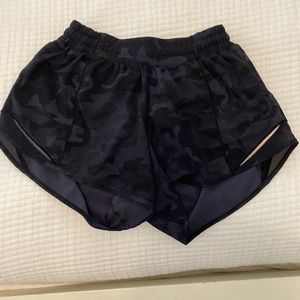 Lululemon shorts black camo size 4,4 inch
